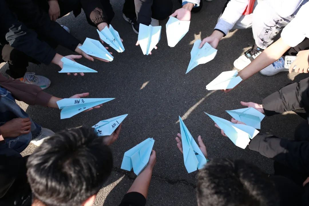南山书院举办放飞梦想活力青春折纸飞机挑战赛