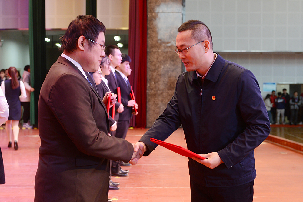 党委副书记徐冬,纪委书记祝介安,全国"五一"劳动奖章获得者李增足教授